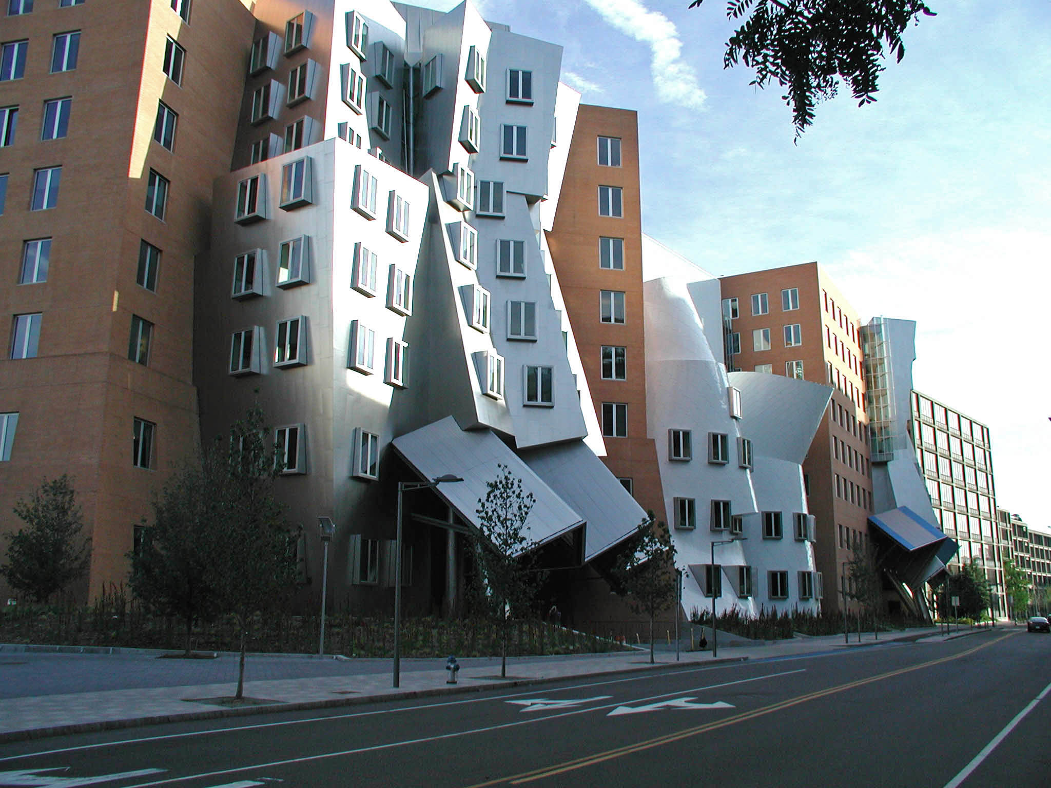 MIT 计算机科学与人工智能实验室，孕育了多位图灵奖获得者的地方。Richard Stallman，Tim Berners-Lee 也都曾在这里展开各自的工作